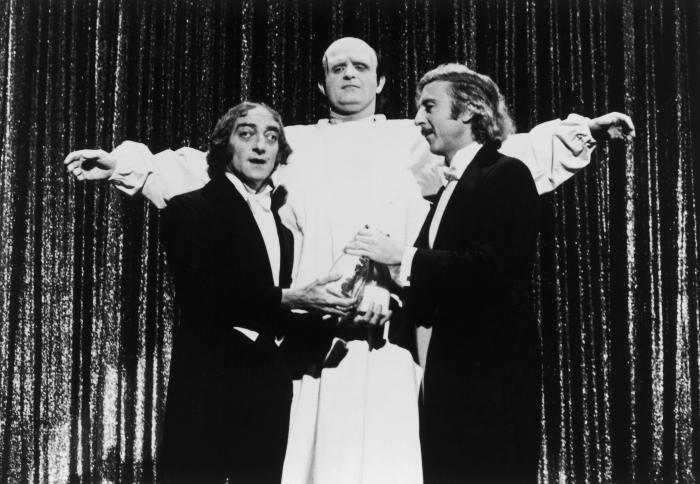 پیتر بویل در صحنه فیلم سینمایی فرانکنشتاین جوان به همراه Marty Feldman و جین وایلدر