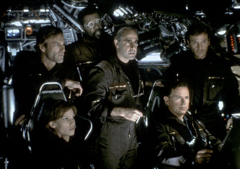 بروس گرینوود در صحنه فیلم سینمایی هسته به همراه Tchéky Karyo، هیلاری سوانک، آرون اکهارت، استنلی توچی و Delroy Lindo
