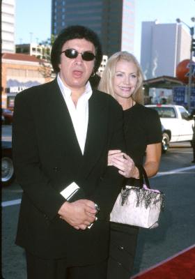 Shannon Tweed در صحنه فیلم سینمایی دختر ژنرال به همراه Gene Simmons