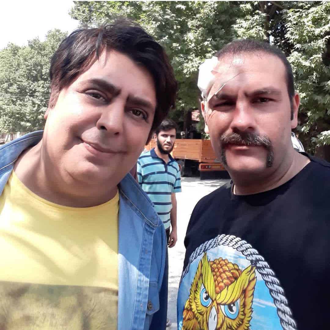 تصویری از مهدی حدادی، بازیگر سینما و تلویزیون در پشت صحنه یکی از آثارش