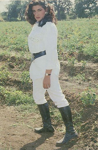 Amrita Singh در صحنه فیلم سینمایی Mard