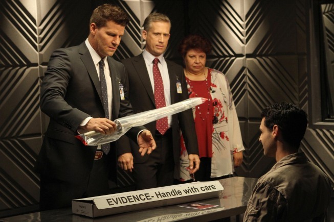 David Boreanaz در صحنه سریال تلویزیونی استخوان ها به همراه Andrew Leeds، Patricia Belcher و Reed Diamond
