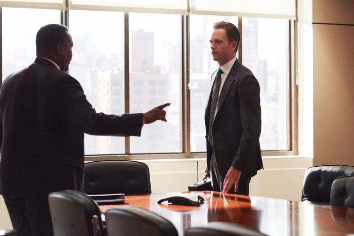 Patrick J. Adams در صحنه سریال تلویزیونی کت پوشها به همراه Wendell Pierce