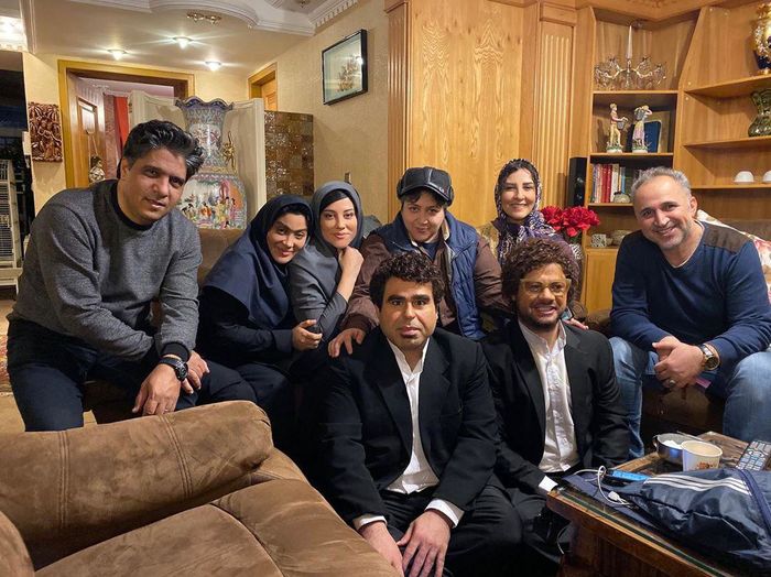 امیر نوری در پشت صحنه سریال شبکه نمایش خانگی موچین به همراه شهره لرستانی، آشا محرابی، علی صادقی، مرجانه گلچین و زهرا جهرمی