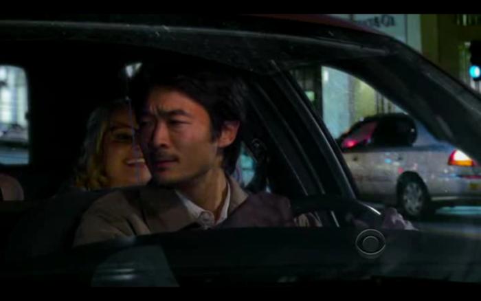 Arnold Chun در صحنه سریال تلویزیونی تئوری بیگ بنگ به همراه ملیسا راوش