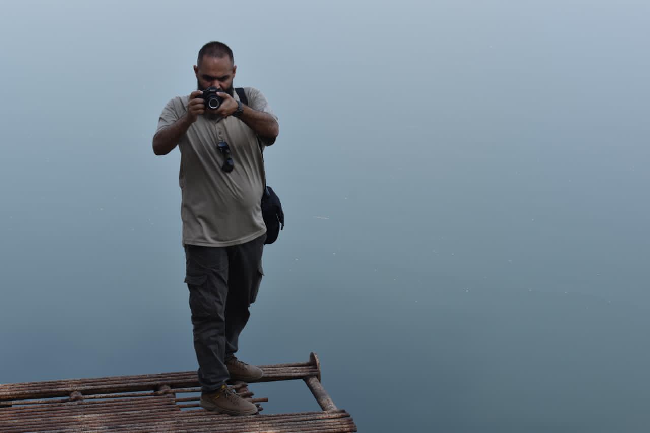 تصویری از مهدی حاجی یوسف، دستیار صداگذار و تدوینگر سینما و تلویزیون در پشت صحنه یکی از آثارش