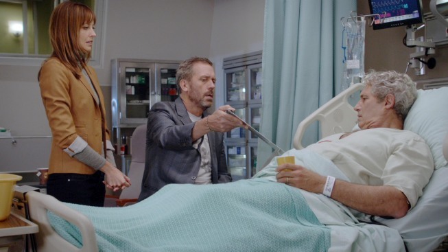 Alexie Gilmore در صحنه سریال تلویزیونی دکتر هاوس به همراه Michael Nouri و Hugh Laurie