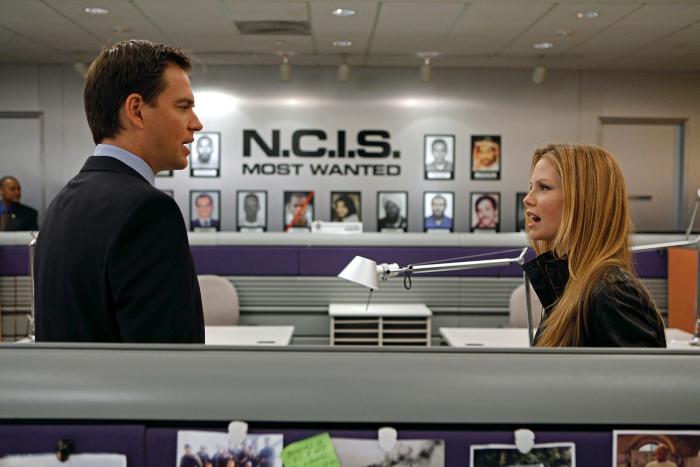 Sarah Jane Morris در صحنه سریال تلویزیونی ان سی آی اس: سرویس تحقیقات جنایی نیروی دریایی به همراه Michael Weatherly