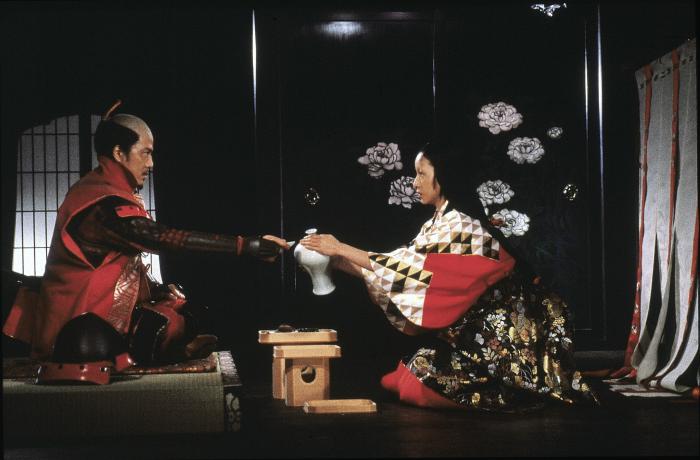 Jinpachi Nezu در صحنه فیلم سینمایی آشوب به همراه Mieko Harada