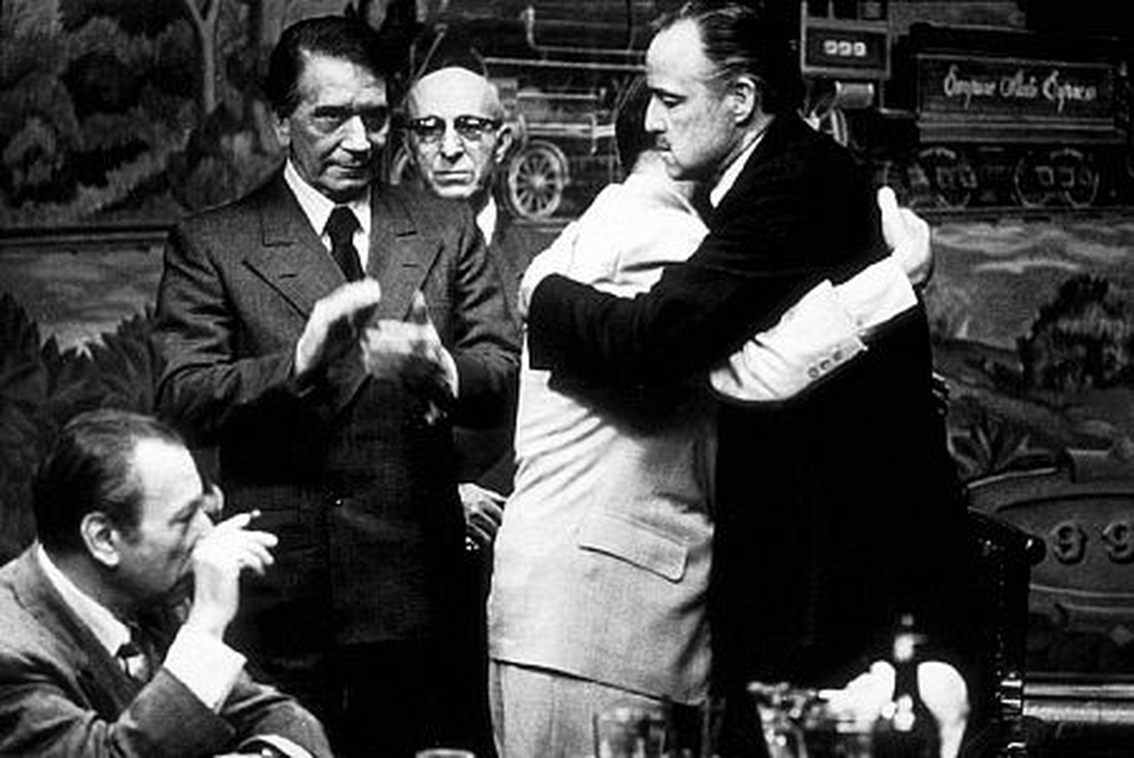 ریچارد کونته در صحنه فیلم سینمایی پدرخوانده به همراه مارلون براندو