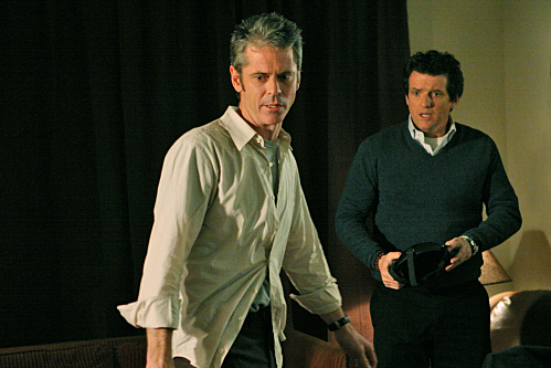 Louis Ferreira در صحنه سریال تلویزیونی ذهن های مجرم به همراه سی توماس هوول
