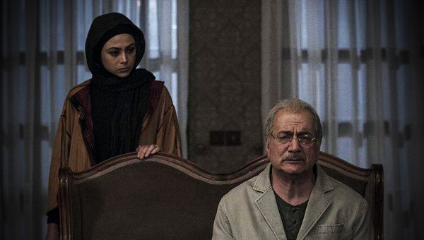 آزاده صمدی در صحنه سریال تلویزیونی انقلاب زیبا به همراه آتیلا پسیانی