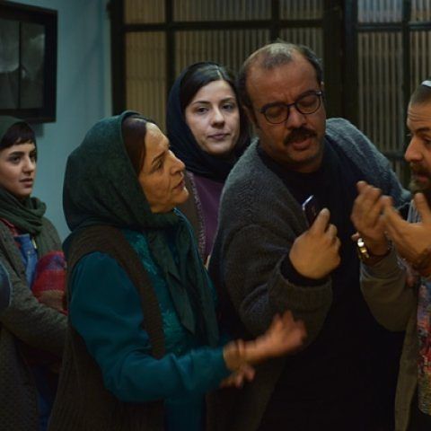 تصویری از سعید آقاخانی، بازیگر و کارگردان سینما و تلویزیون در حال بازیگری سر صحنه یکی از آثارش