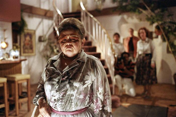 Zelda Rubinstein در صحنه فیلم سینمایی روح خبیث به همراه جوبت ویلیامز و Oliver Robins