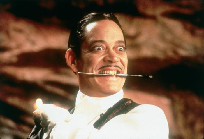 Raul Julia در صحنه فیلم سینمایی Addams Family Values