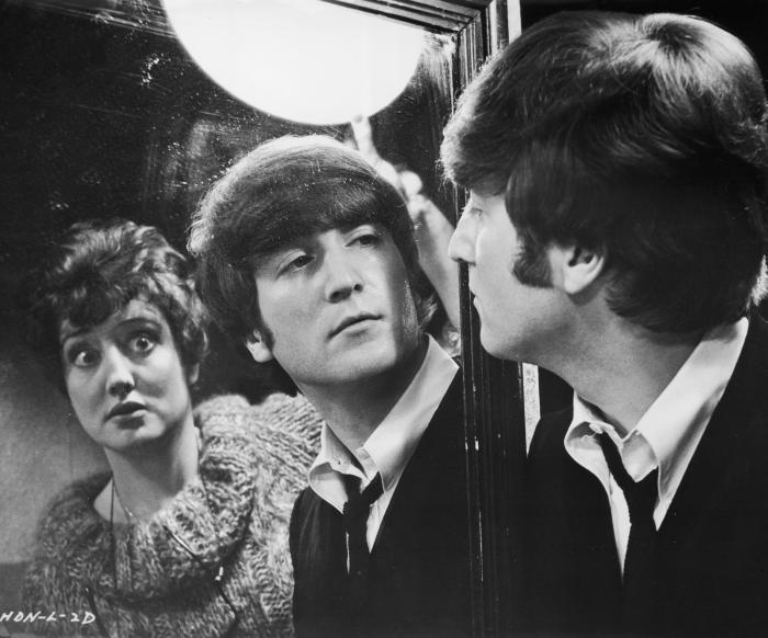 John Lennon در صحنه فیلم سینمایی A Hard Day's Night به همراه Anna Quayle