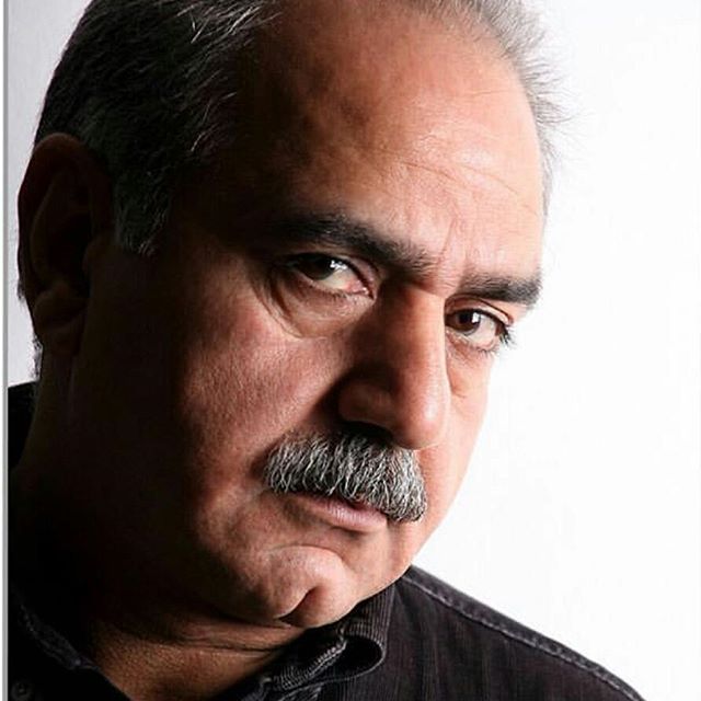 تصویری از پرویز پرستویی، بازیگر و تهیه کننده سینما و تلویزیون در حال بازیگری سر صحنه یکی از آثارش