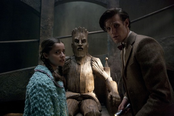 Holly Earl در صحنه سریال تلویزیونی Doctor Who به همراه Matt Smith
