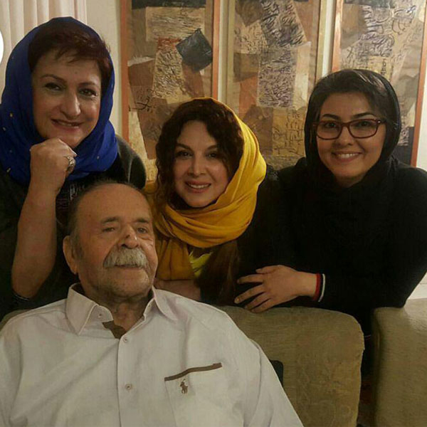 تصویری از مریم امیرجلالی، بازیگر سینما و تلویزیون در حال بازیگری سر صحنه یکی از آثارش به همراه آناهیتا نعمتی
