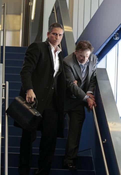 Dennis Boutsikaris در صحنه سریال تلویزیونی مظنون به همراه Jim Caviezel