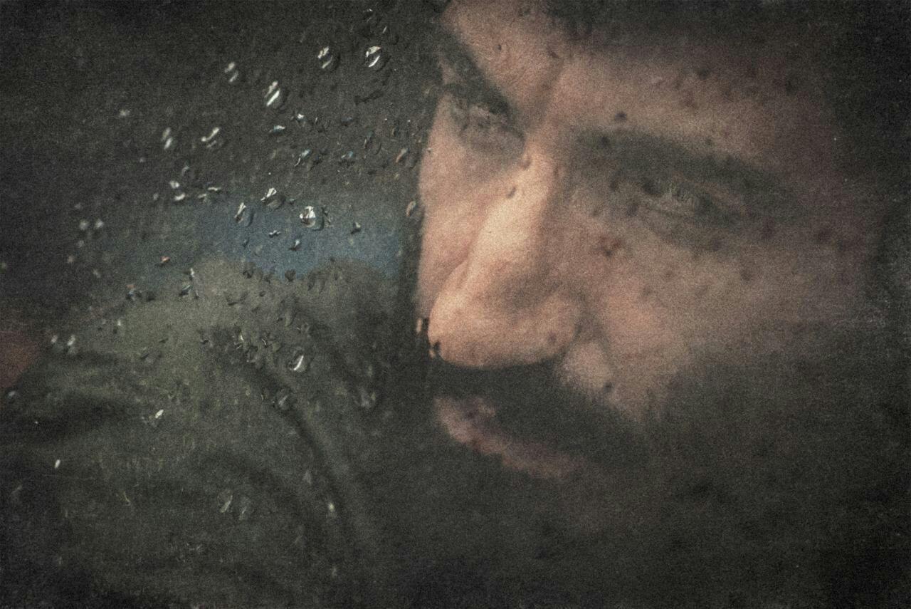 هادی حجازی‌فر در صحنه فیلم سینمایی ایستاده در‌ غبار