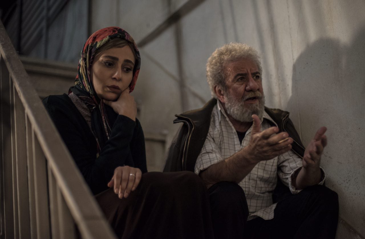 مسعود کرامتی در صحنه فیلم سینمایی چهارراه استانبول به همراه رعنا آزادی‌ور