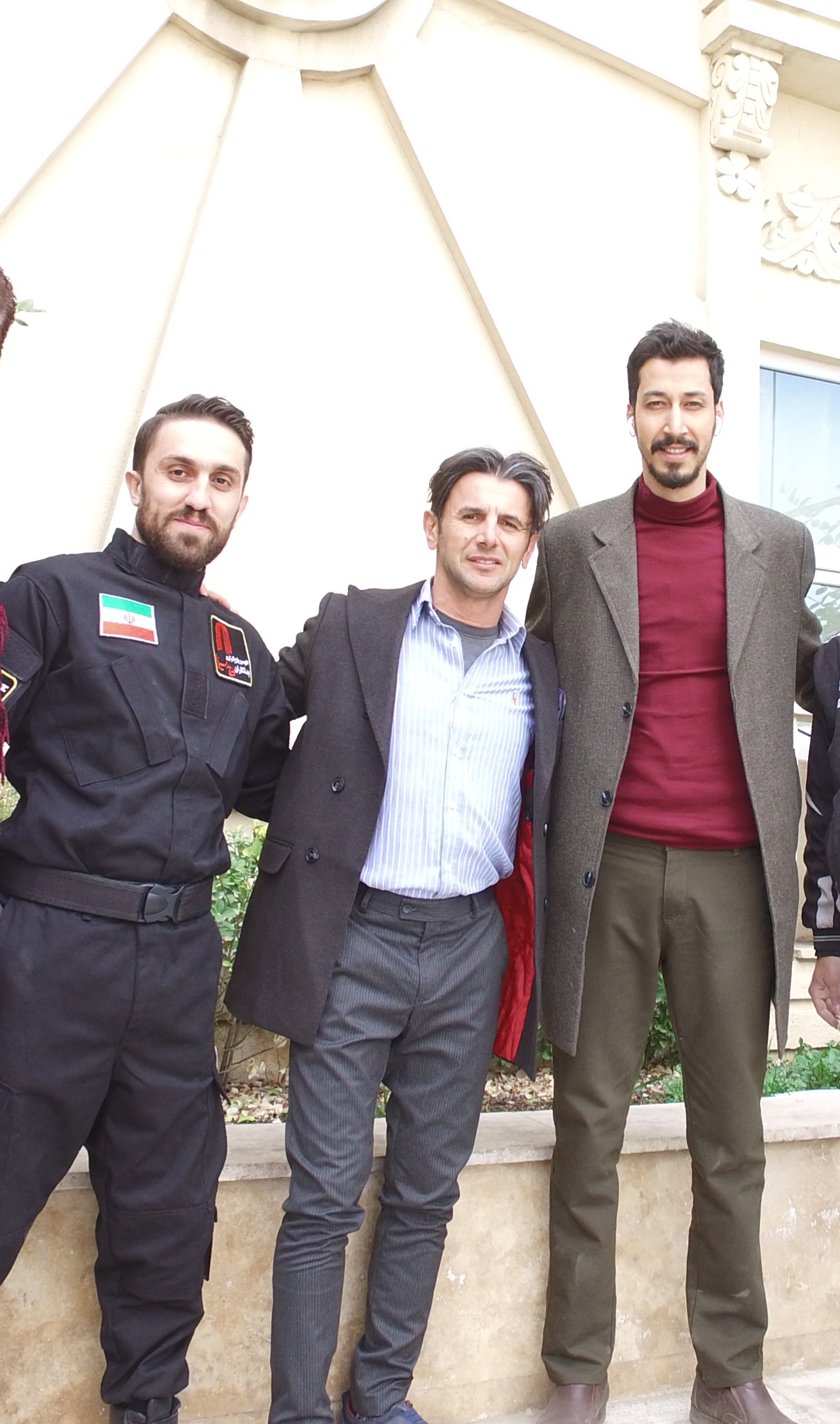 تصویری از آرام نباتی، دستیار جلوه‌های ویژه میدانی سینما و تلویزیون در حال بازیگری سر صحنه یکی از آثارش