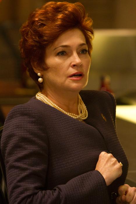 Carolyn Hennesy در صحنه سریال تلویزیونی خون حقیقی