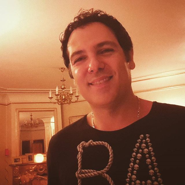 تصویری شخصی از کوروش تهامی، بازیگر سینما و تلویزیون