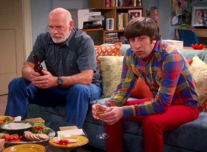 Casey Sander در صحنه سریال تلویزیونی تئوری بیگ بنگ به همراه سیمون هلبرگ