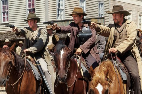 Gabriel Macht در صحنه فیلم سینمایی American Outlaws به همراه Scott Caan و کالین فارل