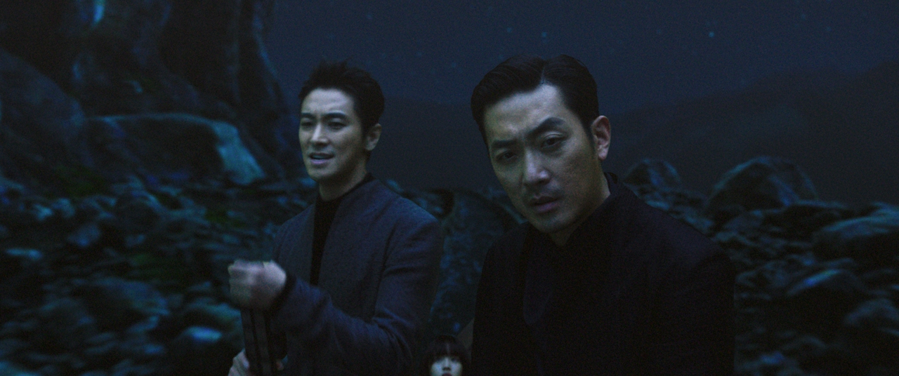 Jung-woo Ha در صحنه فیلم سینمایی Along with the Gods: The Two Worlds به همراه Ji-Hoon Ju