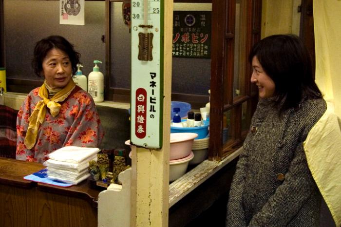 Ryôko Hirosue در صحنه فیلم سینمایی عزیمت ها به همراه Kazuko Yoshiyuki