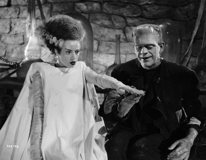 Elsa Lanchester در صحنه فیلم سینمایی The Bride of Frankenstein به همراه Boris Karloff