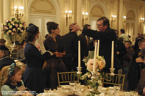 مایک نیوول در صحنه فیلم سینمایی لبخند مونالیزا به همراه جولیا رابرتس