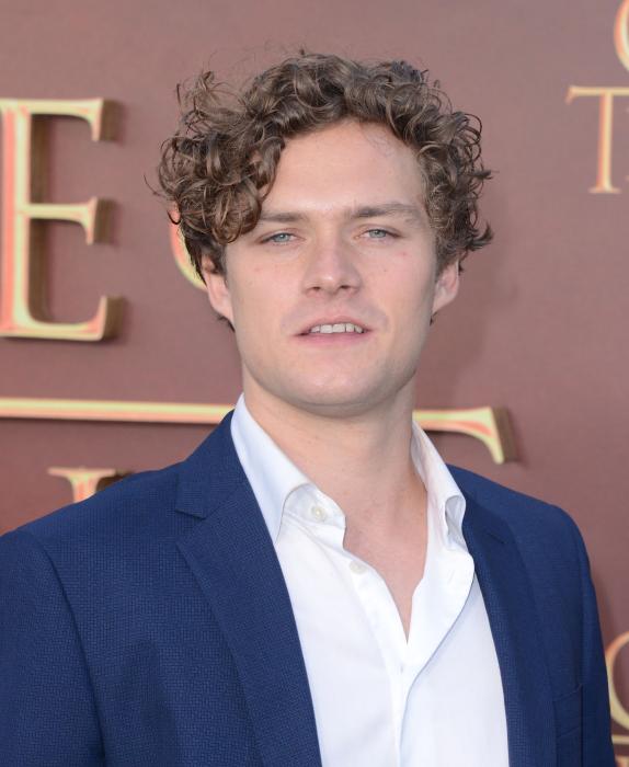 Finn Jones در صحنه سریال تلویزیونی بازی تاج و تخت