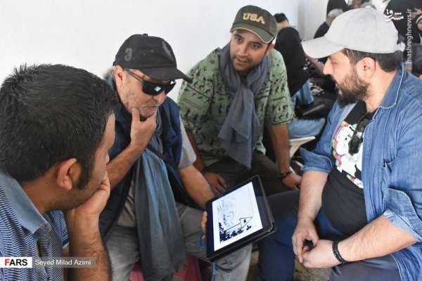 فرشاد گل‌سفیدی در پشت صحنه سریال تلویزیونی پایتخت 5 به همراه سیروس مقدم