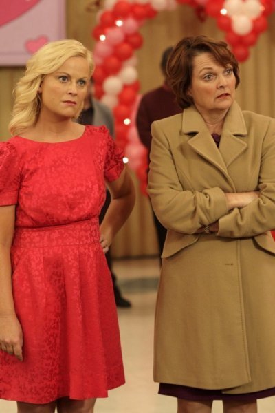 Pamela Reed در صحنه سریال تلویزیونی پارک ها و تفریحات به همراه Amy Poehler