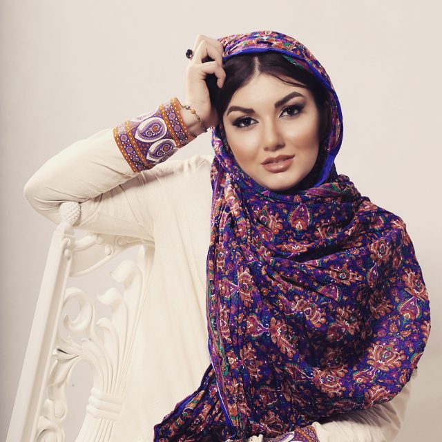 تصویری شخصی از النا آهی، بازیگر سینما و تلویزیون