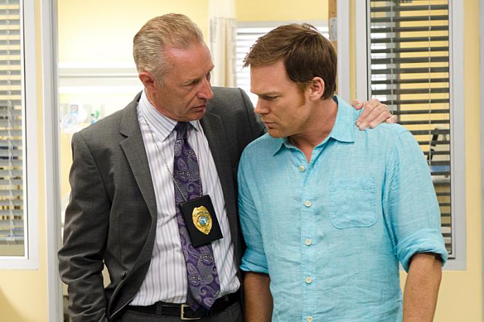 Geoff Pierson در صحنه سریال تلویزیونی دکستر به همراه Michael C. Hall