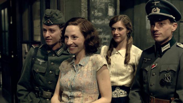 Katharina Schüttler در صحنه فیلم سینمایی جنگ نسل به همراه Tom Schilling، Volker Bruch و Miriam Stein