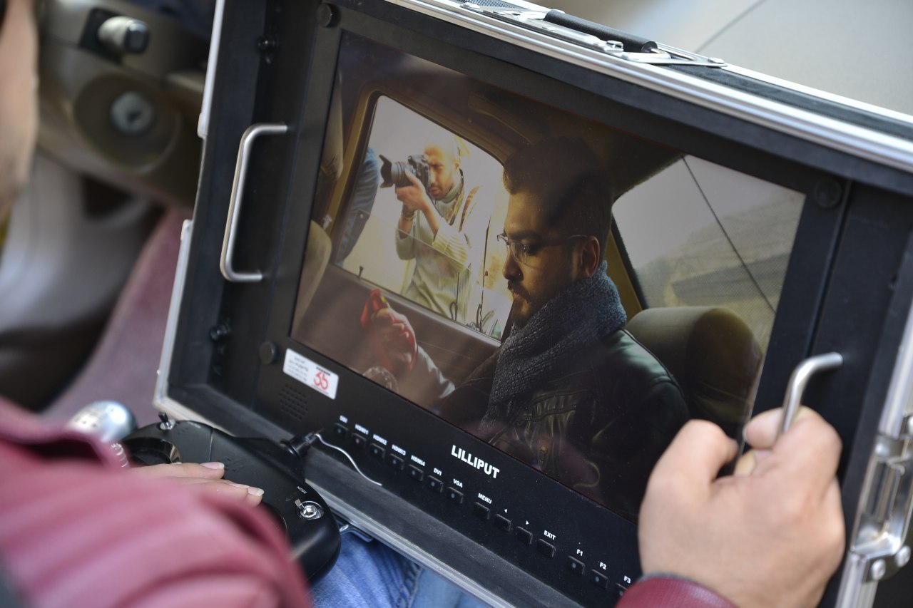 تصویری از میلاد فردوس، بازیگر سینما و تلویزیون در حال بازیگری سر صحنه یکی از آثارش