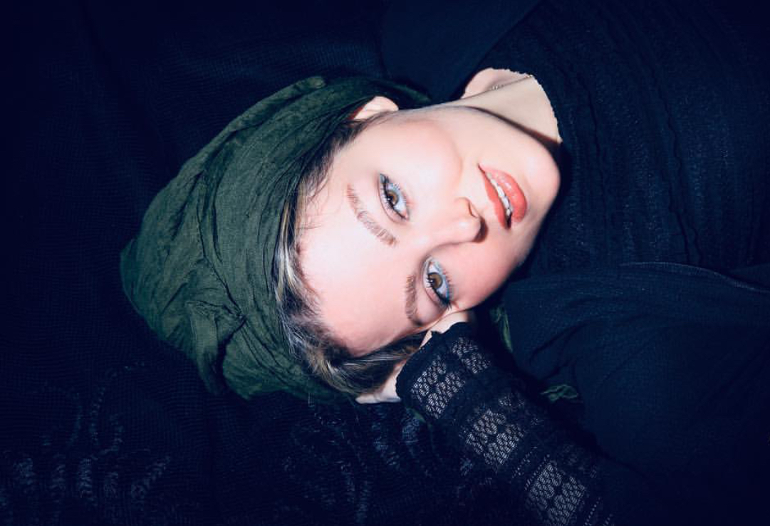 تصویری از ستاره طباطبایی، بازیگر سینما و تلویزیون در حال بازیگری سر صحنه یکی از آثارش