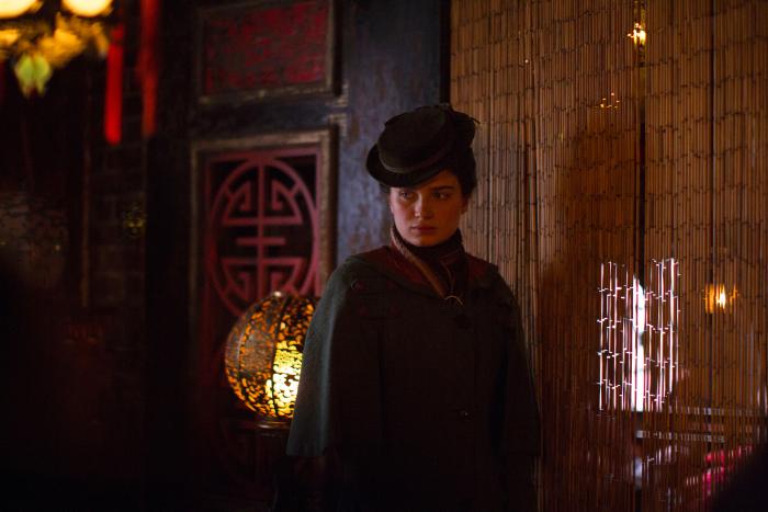 Eve Hewson در صحنه سریال تلویزیونی نیک