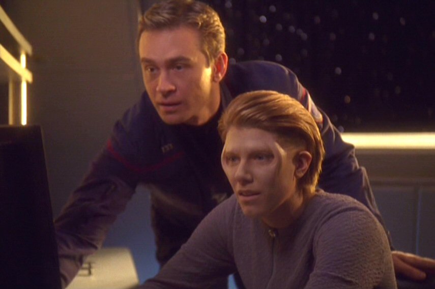 Becky Wahlstrom در صحنه سریال تلویزیونی Star Trek: Enterprise به همراه Connor Trinneer