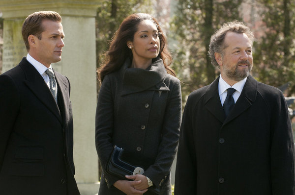 Gina Torres در صحنه سریال تلویزیونی کت پوشها به همراه Gabriel Macht