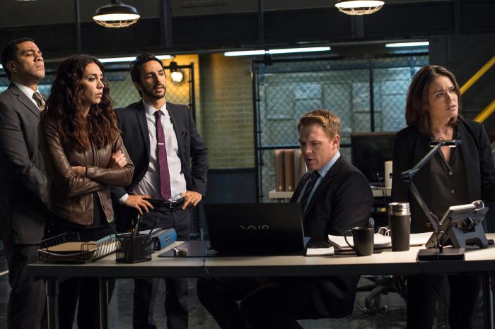 Megan Boone در صحنه سریال تلویزیونی لیست سیاه به همراه Mozhan Marnò، هری لنیکس، Amir Arison و Diego Klattenhoff