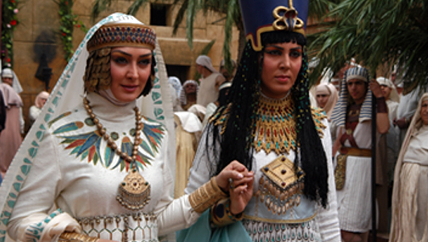 الهام حمیدی در صحنه سریال تلویزیونی یوسف پیامبر به همراه لیلا بلوکات