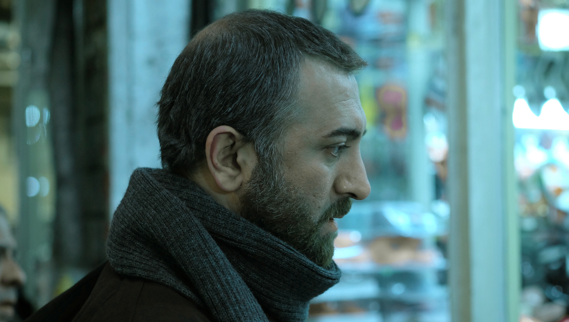 مجید صالحی در صحنه فیلم سینمایی چراغ‌های ناتمام