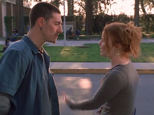 Lauren Ambrose در صحنه سریال تلویزیونی شش فوت زیر زمین به همراه Eric Balfour